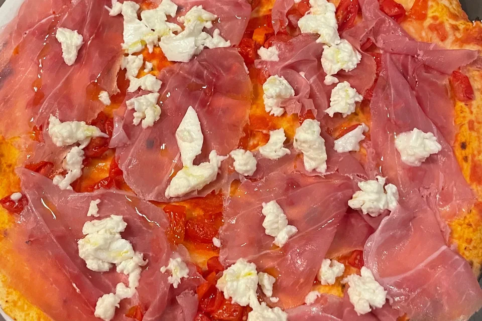 Pizza with prosciutto and burrata